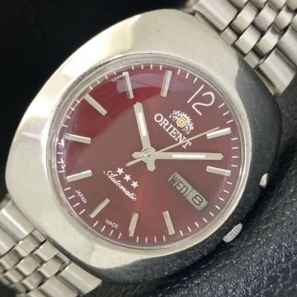 Vintage 1977 Orient Automatic Mens Silver Watch W/daydate & Red accents - Picture 1 of 9